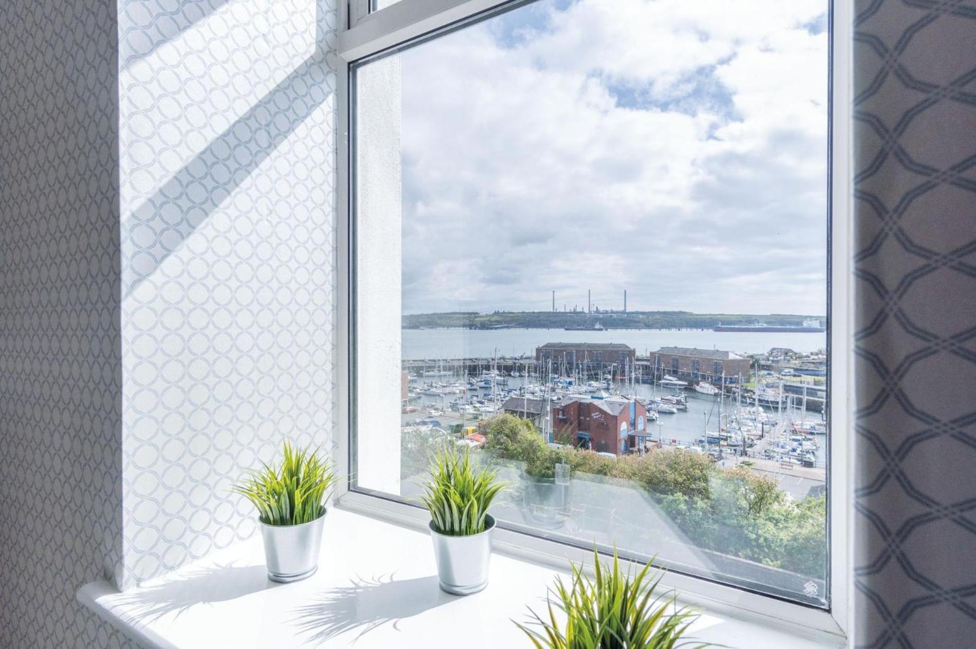 Beach Haven Hideout - 2 Bedroom - Milford Haven Buitenkant foto